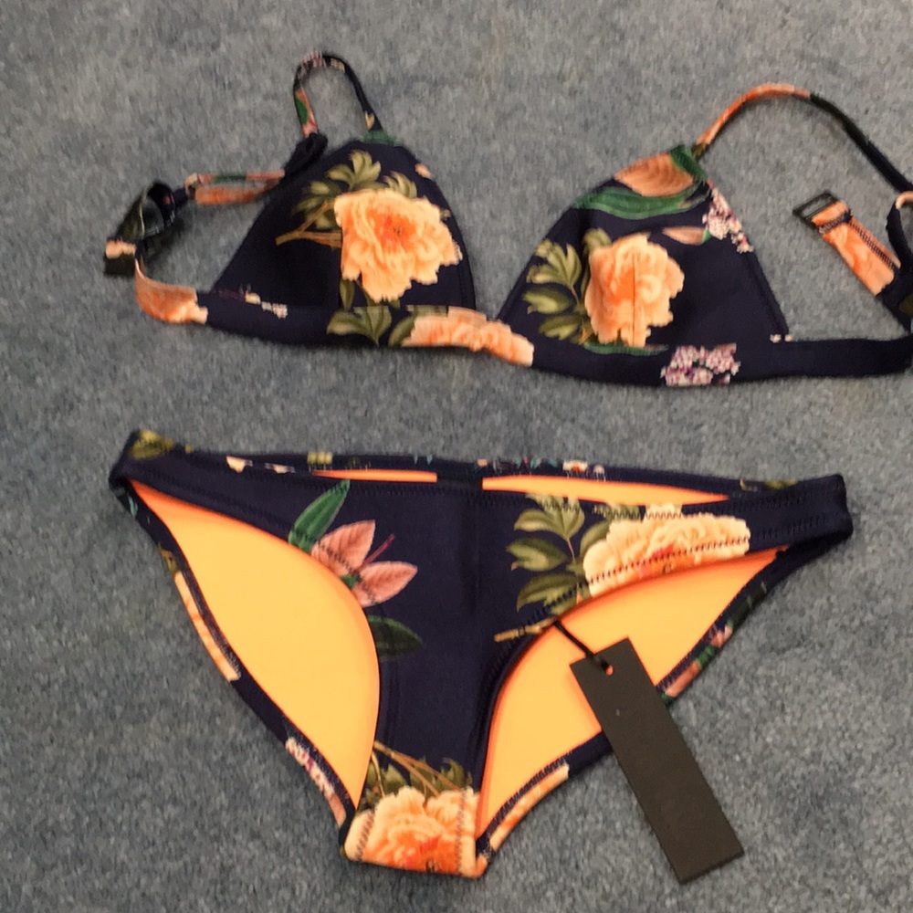 TRIANGL Navy Floral Bikini w/matching bag